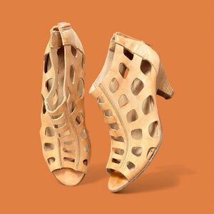 Gidigio Camel Leather Cage Heels